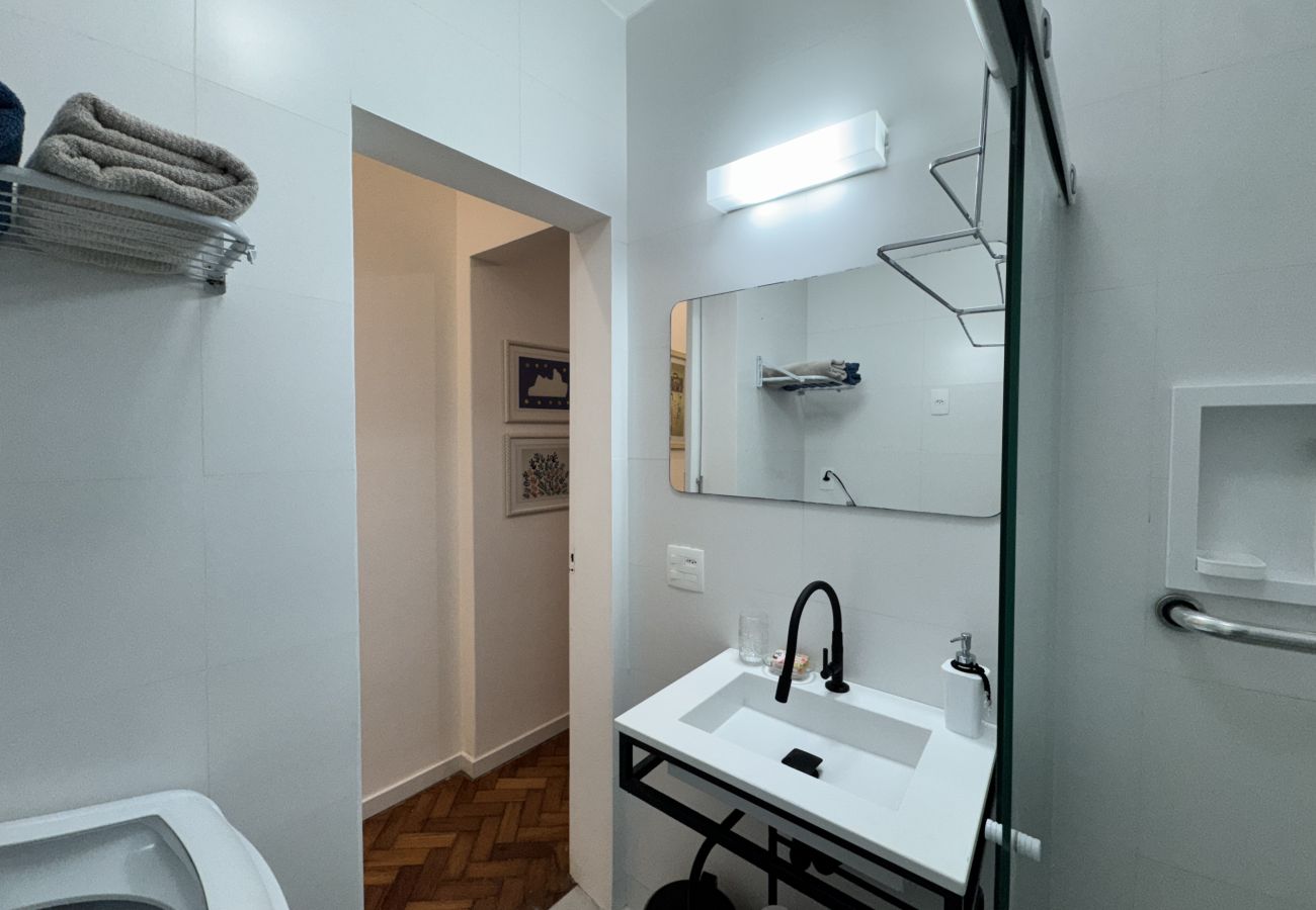 Apartamento em Rio de Janeiro - Tranquilo, na quadra da praia e perto de tudo - BestHostRio